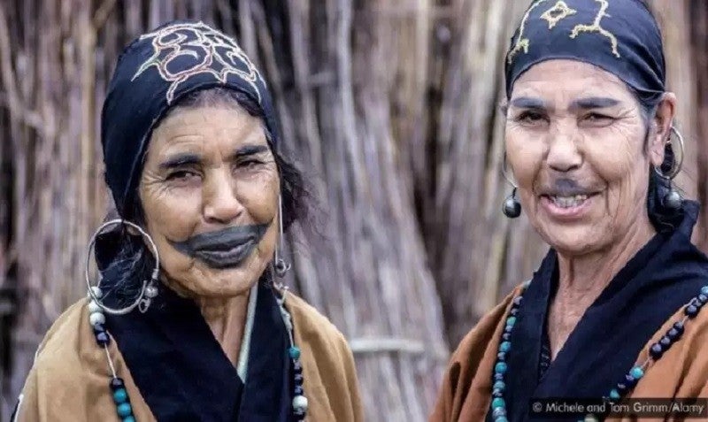 Os Ainu foram incorporados pela sociedade japonesa, e suas tatuagens tradicionais e outros costumes foram banidos