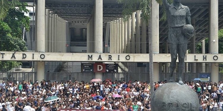 No Rio de Janeiro, os profissionais de enfermagem se reuniram hoje no Maracanã