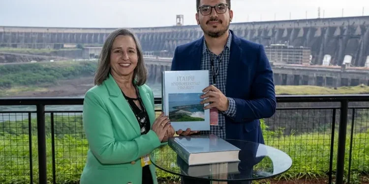 Vice-presidente do CREA-PR, Margolaine Giacchini e diretor administrativo da Itaipu,  Iggor Gomes Rocha