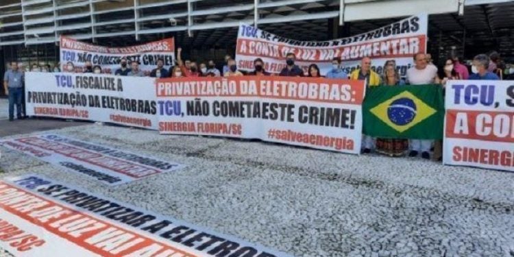 Ato dos Eletricitários em 20 de abril, em frente ao TCU