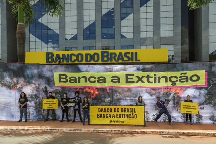 Ato do Greenpeace Brasil em frente à sede do Banco do Brasil - Foto: Tuane Fernandes/Greenpeace Brasil