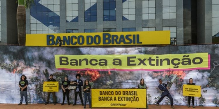 Ato do Greenpeace Brasil em frente à sede do Banco do Brasil - Foto: Tuane Fernandes/Greenpeace Brasil