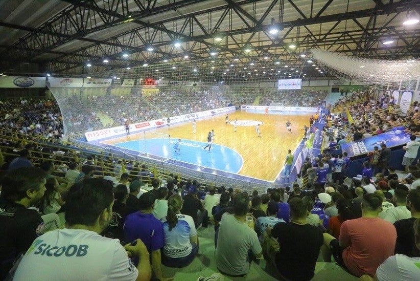 Fotografia do Caldeirão Azul lotado. Crédito Nilton Rolin | Foz Cataratas Futsal