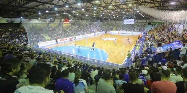 Fotografia do Caldeirão Azul lotado. Crédito Nilton Rolin | Foz Cataratas Futsal