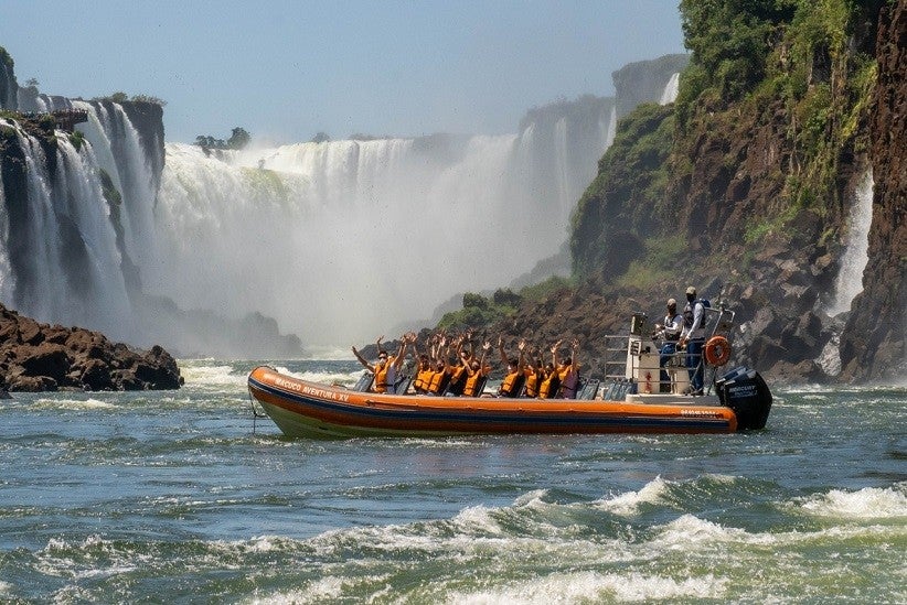 O barco chega bem perto das quedas d´água gerando uma grande adrenalina. Foto: Macos Labanca