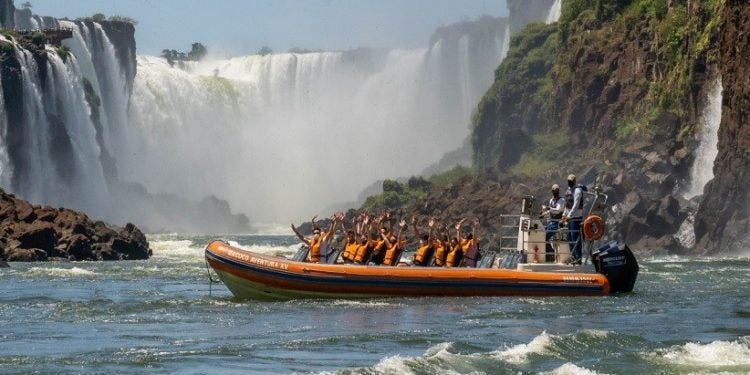 O barco chega bem perto das quedas d´água gerando uma grande adrenalina. Foto: Macos Labanca
