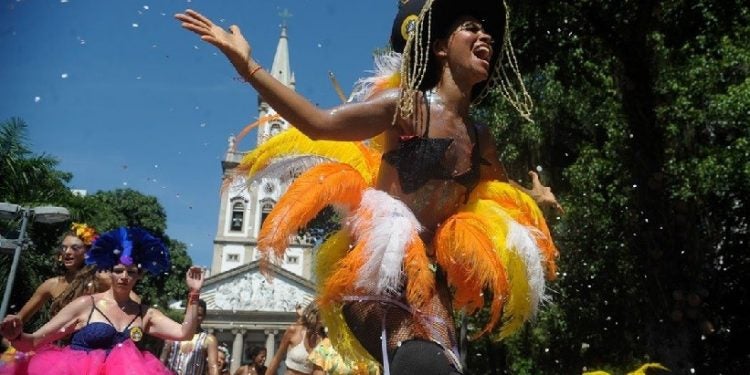Quase metade das mulheres brasileiras diz que já teve o corpo tocado sem consentimento em local público