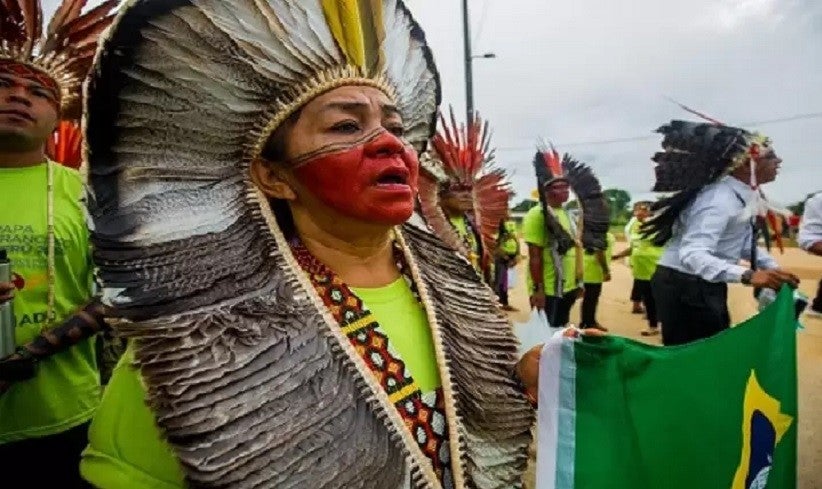 Povos indígenas do Brasil a caminho do Coliseu Madre de Dios, onde participaram de encontro com Papa. Na foto, Letícia Yawanawa, do Acre, segura bandeira do Brasil. Foto: Tiago Miotto/Cimi