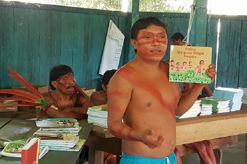 O professor e pesquisador Alfredo Hinoma Yanomami apresenta o livro de sua autoria Ɨnaha ipa pata thëpë kuama 1