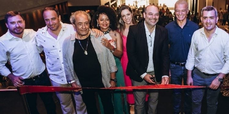 Autoridades da Província de Misiones/AR, com os diretores durante o corte da fita de inauguração do Centro de Eventos Ka’Aguy.