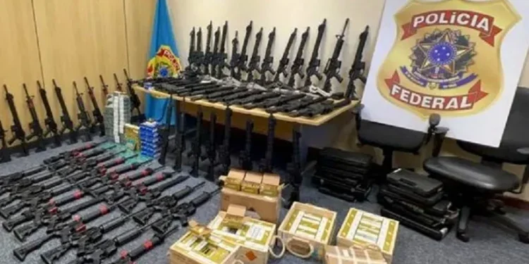 Exemplo de apreensão de armas ilegais feita pela Polícia Federal no Rio de Janeiro - Foto: Divulgação / Polícia Federal