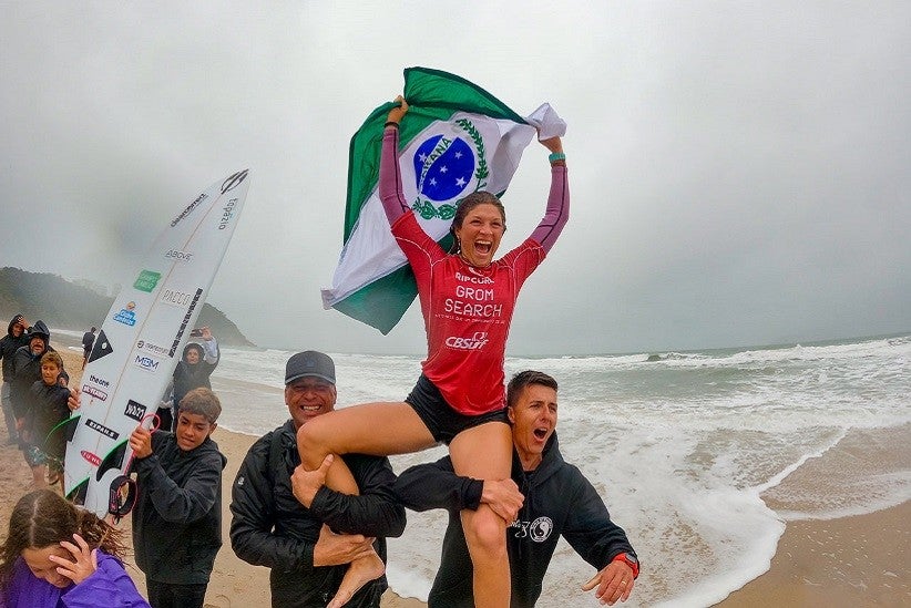 Com bandeira do Paraná, Mandelli celebra título da categoria sub-18 da competição (Crédito: Pablo Nz)