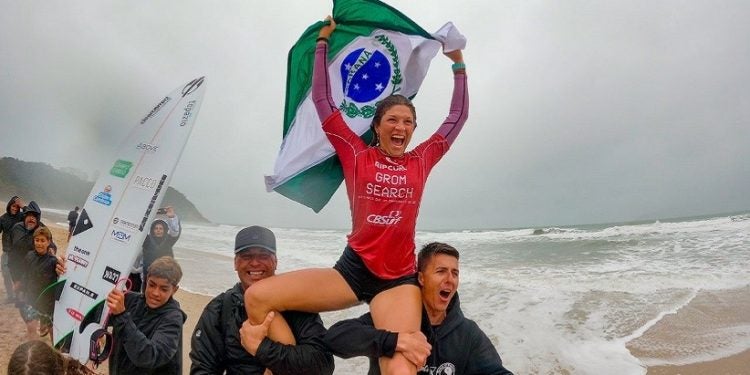 Com bandeira do Paraná, Mandelli celebra título da categoria sub-18 da competição (Crédito: Pablo Nz)