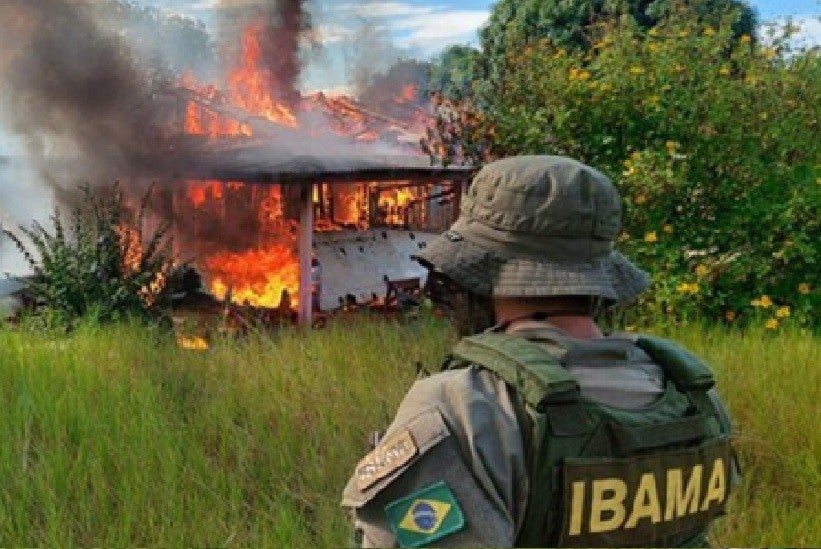Avião sendo destruído em operação para retirada dos garimpeiros ilegais da Terra Indígena Yanomami - Foto: ©IBAMA/Divulgação