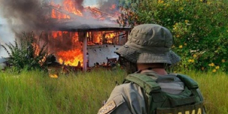Avião sendo destruído em operação para retirada dos garimpeiros ilegais da Terra Indígena Yanomami - Foto: ©IBAMA/Divulgação