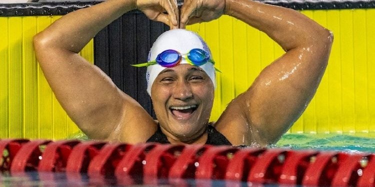 Patrícia Santos celebra recorde das Américas na piscina do CT Paralímpico | Foto: Alessandra Cabral/CPB