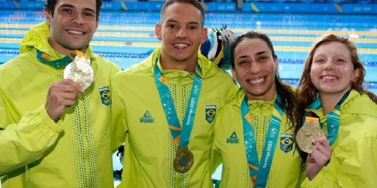 Marcelo Chierighini, Guilherme Caribé, Ana Carolina Vieira e Stephanie Balduccini: quarteto de ouro e do recorde Pan-Americano no 4 x 100m misto da natação. Foto: Satiro Sodré / CBDA
