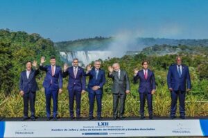 O presidente Lula ao lado dos líderes de países do Mercosul com a cataratas do Iguaçu ao fundo. Foto: Ricardo Stuckert / PR