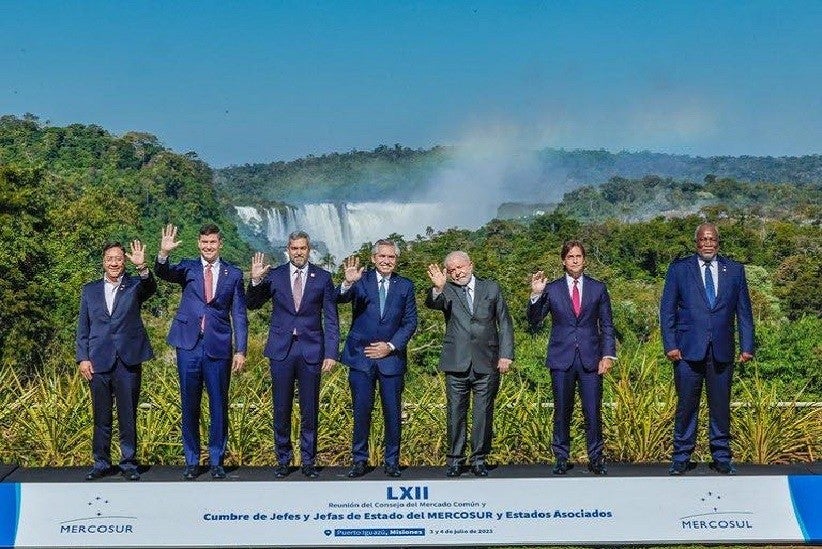 O presidente Lula ao lado dos líderes de países do Mercosul com a cataratas do Iguaçu ao fundo. Foto: Ricardo Stuckert / PR