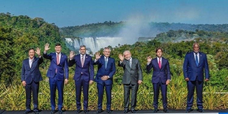 O presidente Lula ao lado dos líderes de países do Mercosul com a cataratas do Iguaçu ao fundo. Foto: Ricardo Stuckert / PR