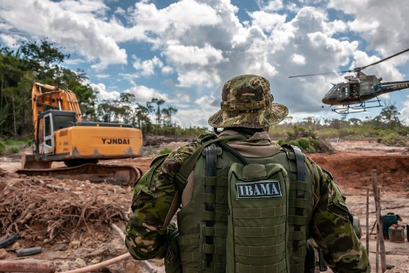 Fiscais do Ibama flagram desmatamento ilegal em 2018. A agência está enfrentando mais escassez de pessoal como resultado do Covid-19 (imagem: Vinícius Mendonça/Ibama)