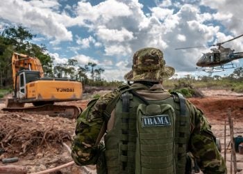Fiscais do Ibama flagram desmatamento ilegal em 2018. A agência está enfrentando mais escassez de pessoal como resultado do Covid-19 (imagem: Vinícius Mendonça/Ibama)