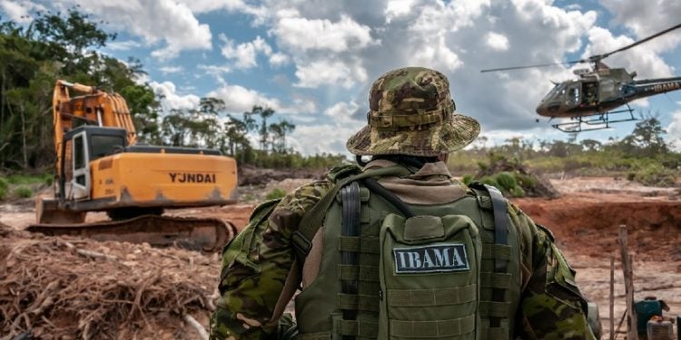 Fiscais do Ibama flagram desmatamento ilegal em 2018. A agência está enfrentando mais escassez de pessoal como resultado do Covid-19 (imagem: Vinícius Mendonça/Ibama)