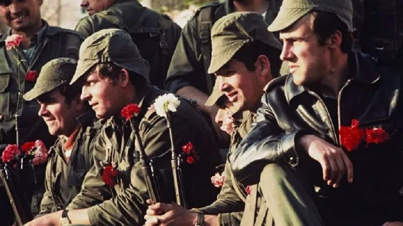 Soldados colocaram cravos nos canos de suas armas no dia 25 de abril de 1974 - Crédito: Centro de documentação da Universidade de Coimbra