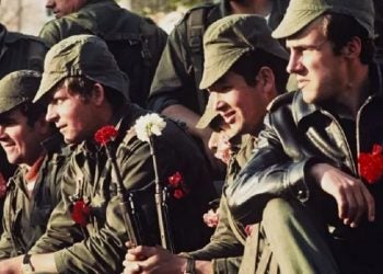 Soldados colocaram cravos nos canos de suas armas no dia 25 de abril de 1974 - Crédito: Centro de documentação da Universidade de Coimbra