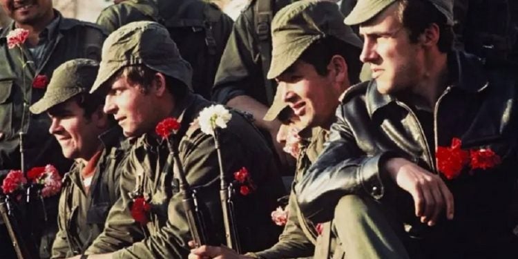Soldados colocaram cravos nos canos de suas armas no dia 25 de abril de 1974 - Crédito: Centro de documentação da Universidade de Coimbra