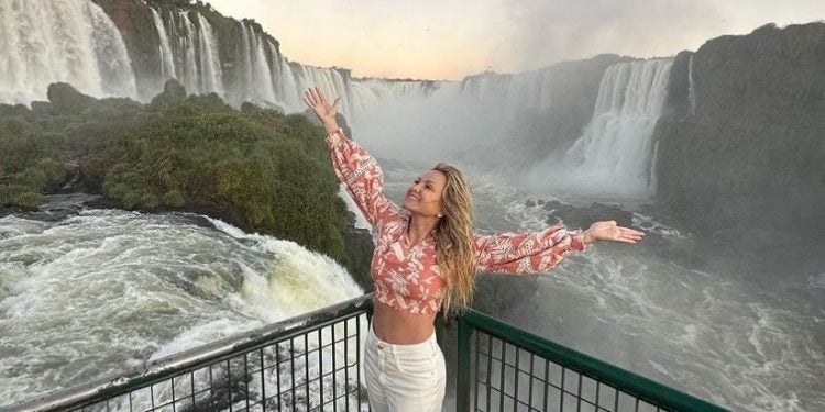 Eliana visitando as Cataratas do Iguaçu. Créditos: Instagram @eliana