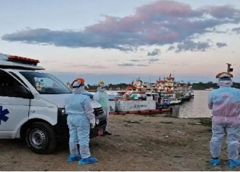 Personal médico aguarda en el puerto de Iquitos para transferir pacientes al hospital de la región, este 18 de junio. Cesr von Bancels / AFP