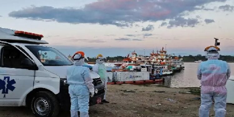 Personal médico aguarda en el puerto de Iquitos para transferir pacientes al hospital de la región, este 18 de junio. Cesr von Bancels / AFP
