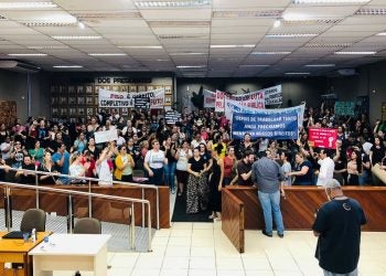 Em meio à greve, em outubro do ano passado, profissionais da educação lotaram a Câmara pedindo apoio dos vereadores contra o Completivo Salarial. (Assessoria)