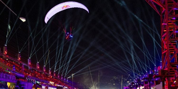 Rafael Goberna realiza voo de paramotor durante desfile das campeãs, no Rio (Foto: Fabio Piva / Red Bull Content Pool)