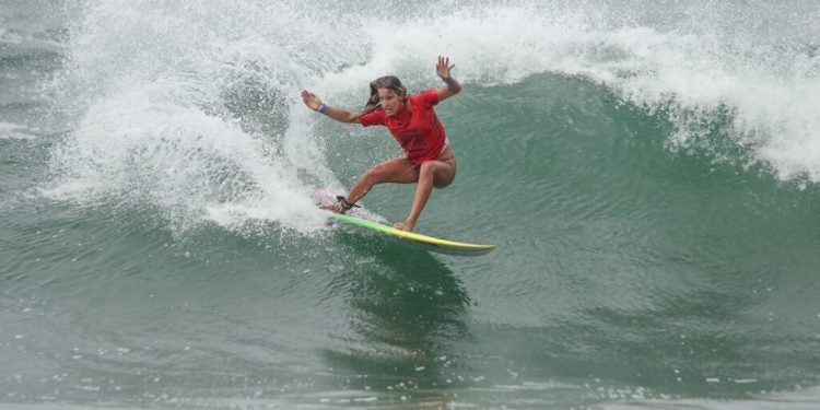 Alexia Monteiro manda bela manobra durante a última edição do ISA Games JR - Crédito: Pablo NZ