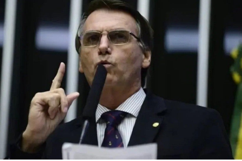 Jair Bolsonaro durante discurso na tribuna da Câmara, em abril de 2016, quando ainda era deputado federal