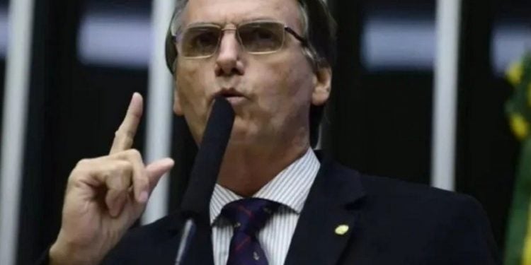 Jair Bolsonaro durante discurso na tribuna da Câmara, em abril de 2016, quando ainda era deputado federal