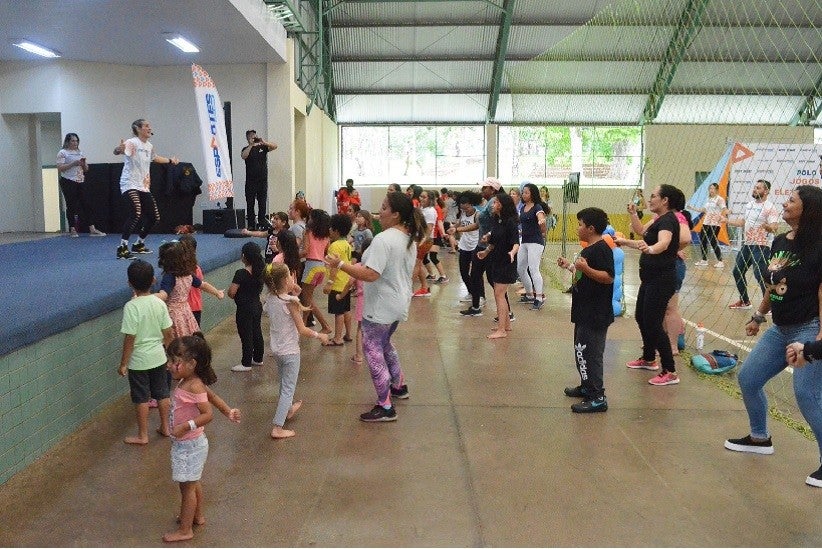 Aula de zumba é uma das atrações do Movimenta Foz