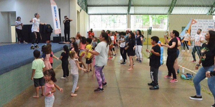 Aula de zumba é uma das atrações do Movimenta Foz
