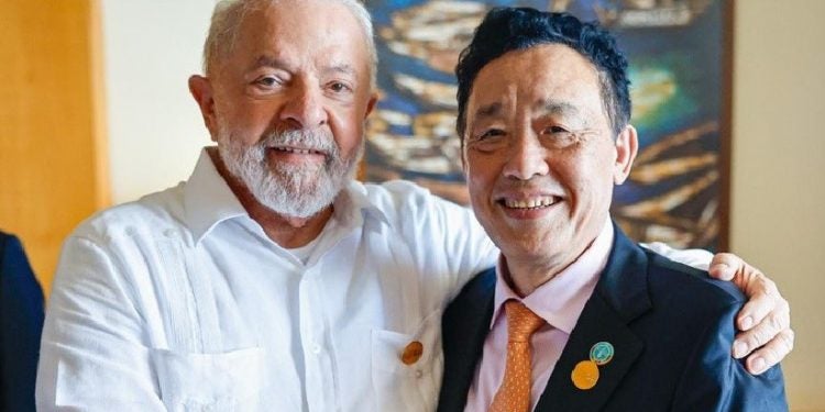 Lula e Qu Dongyu conversaram sobre a atuação em conjunto entre o Brasil e a FAO na luta contra a fome e a desigualdade no Brasil e no mundo - Foto: Ricardo Stuckert/PR