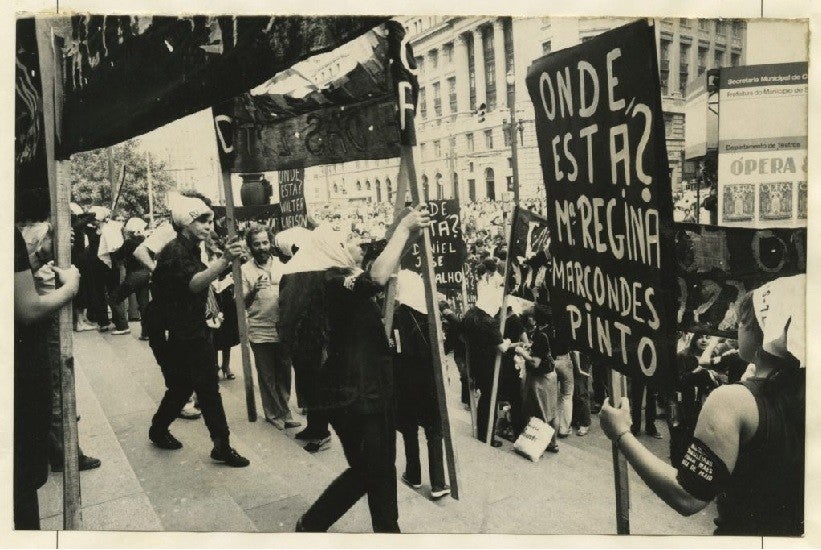 Passeata no dia 22 de agosto de 1980 na Praça Ramos de Azevedo, em protesto e em memória dos desaparecidos políticos na Argentina e no Brasil. | Arquivo Público do Estado de São Paulo (APESP).