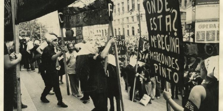Passeata no dia 22 de agosto de 1980 na Praça Ramos de Azevedo, em protesto e em memória dos desaparecidos políticos na Argentina e no Brasil. | Arquivo Público do Estado de São Paulo (APESP).