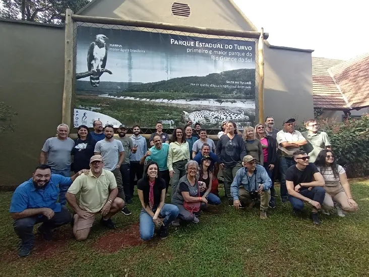 Grupo de agentes de viagens, guias de turismo, biólogos e ornitólogos de Foz do Iguaçu