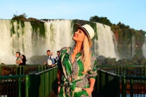 Eliana gravando diretamente da passarela das Cataratas do Iguaçu. Créditos: Urbia Cataratas