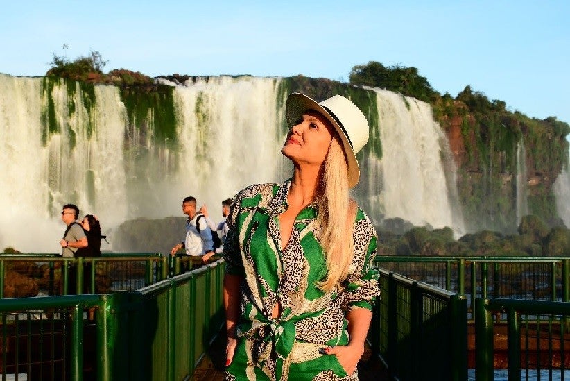 Eliana gravando diretamente da passarela das Cataratas do Iguaçu. Créditos: Urbia Cataratas