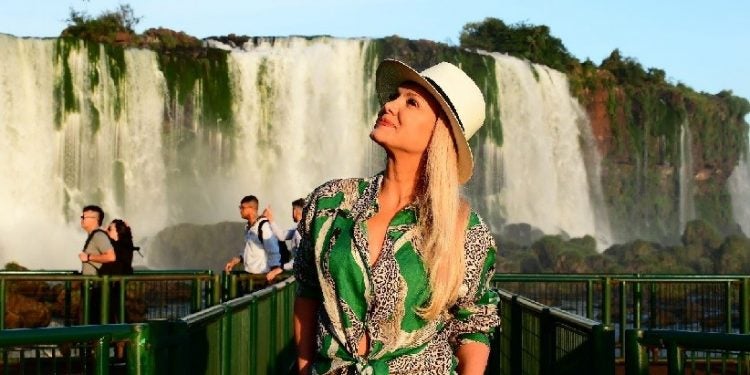Eliana gravando diretamente da passarela das Cataratas do Iguaçu. Créditos: Urbia Cataratas