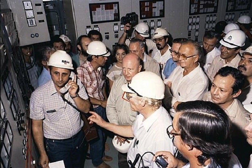 Ao telefone, esperando as instruções: momento histórico. Foto: Arquivo Itaipu.