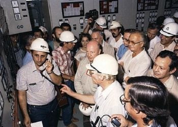 Ao telefone, esperando as instruções: momento histórico. Foto: Arquivo Itaipu.