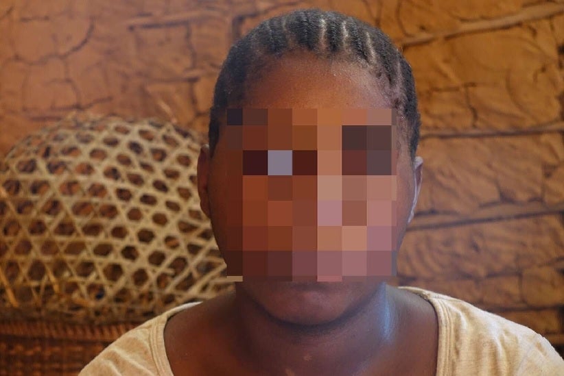 Esta mulher Baka foi estuprada por um guarda florestal do African Parks. “O African Parks são pessoas muito ruins. Todo mundo que trabalha lá é muito ruim com a gente. Aquele homem foi cruel, ele foi desumano.” © Survival